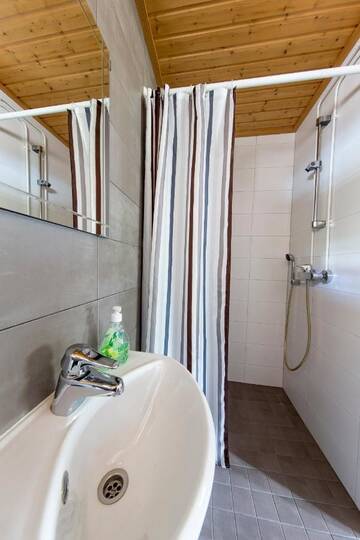 Фото номера Коттедж с душем (для 2 взрослых и 2 детей) Курортные отели Santalahti Resort г. Котка 4