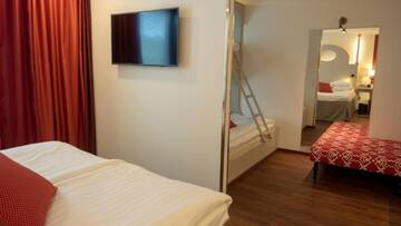Фото номера Четырехместный номер Отель Original Sokos Hotel Seurahuone Kotka г. Котка 5