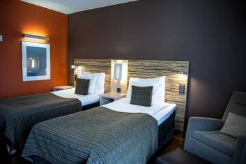 Фото номера Двухместный номер с 2 отдельными кроватями Отель Original Sokos Hotel Seurahuone Kotka г. Котка 6