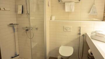 Фото номера Двухместный номер с 2 отдельными кроватями Отель Original Sokos Hotel Seurahuone Kotka г. Котка 9