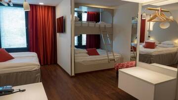 Фото номера Четырехместный номер Отель Original Sokos Hotel Seurahuone Kotka г. Котка 2